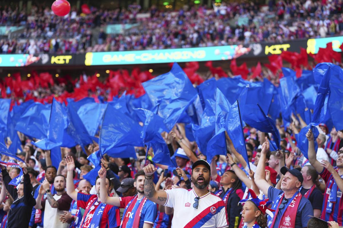 墨西哥足球队员全力奋战，遗憾战败对手的简单介绍