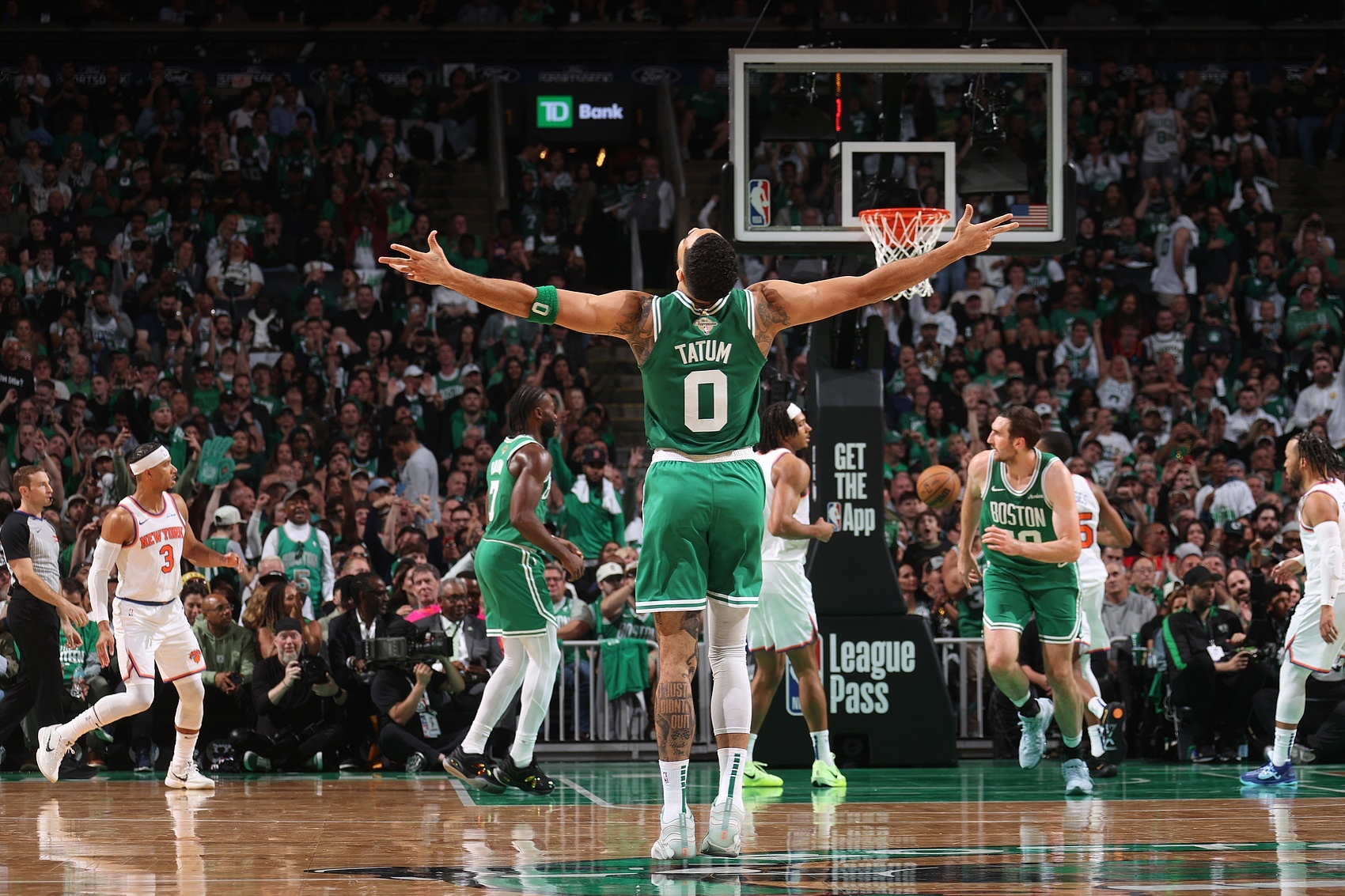 雄鹿击败尼克斯，稳稳守住榜首