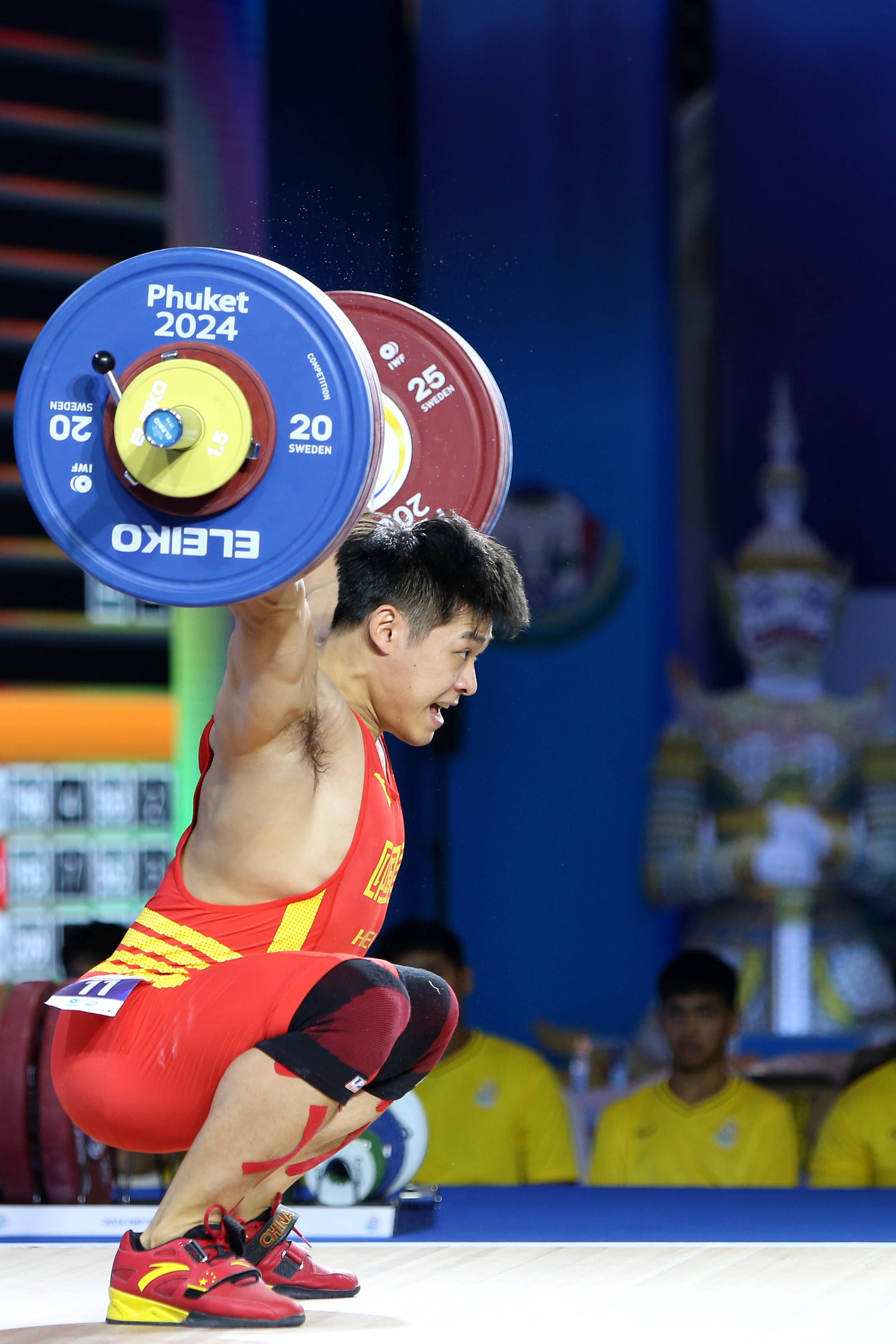 包含巨大挑战举重选手举世瞩目的词条