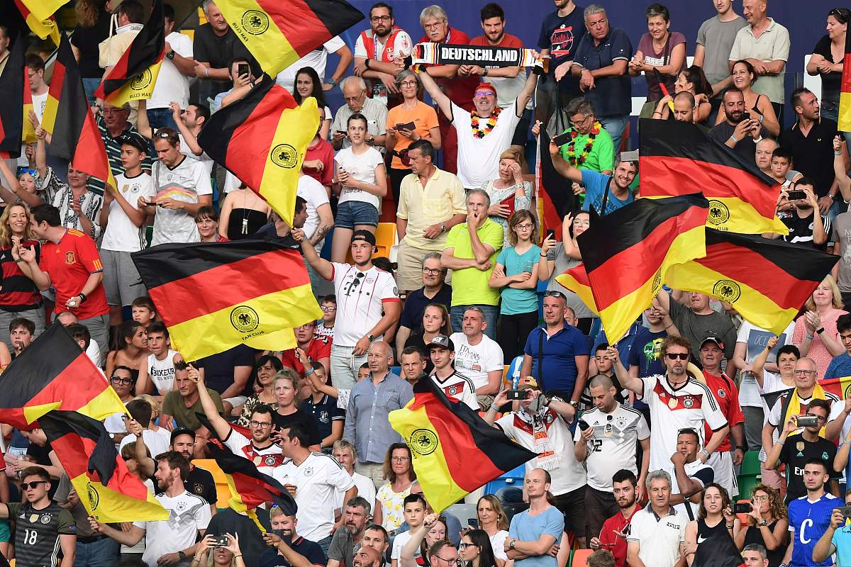 足球盛事席卷各地，球迷欢呼不已的简单介绍