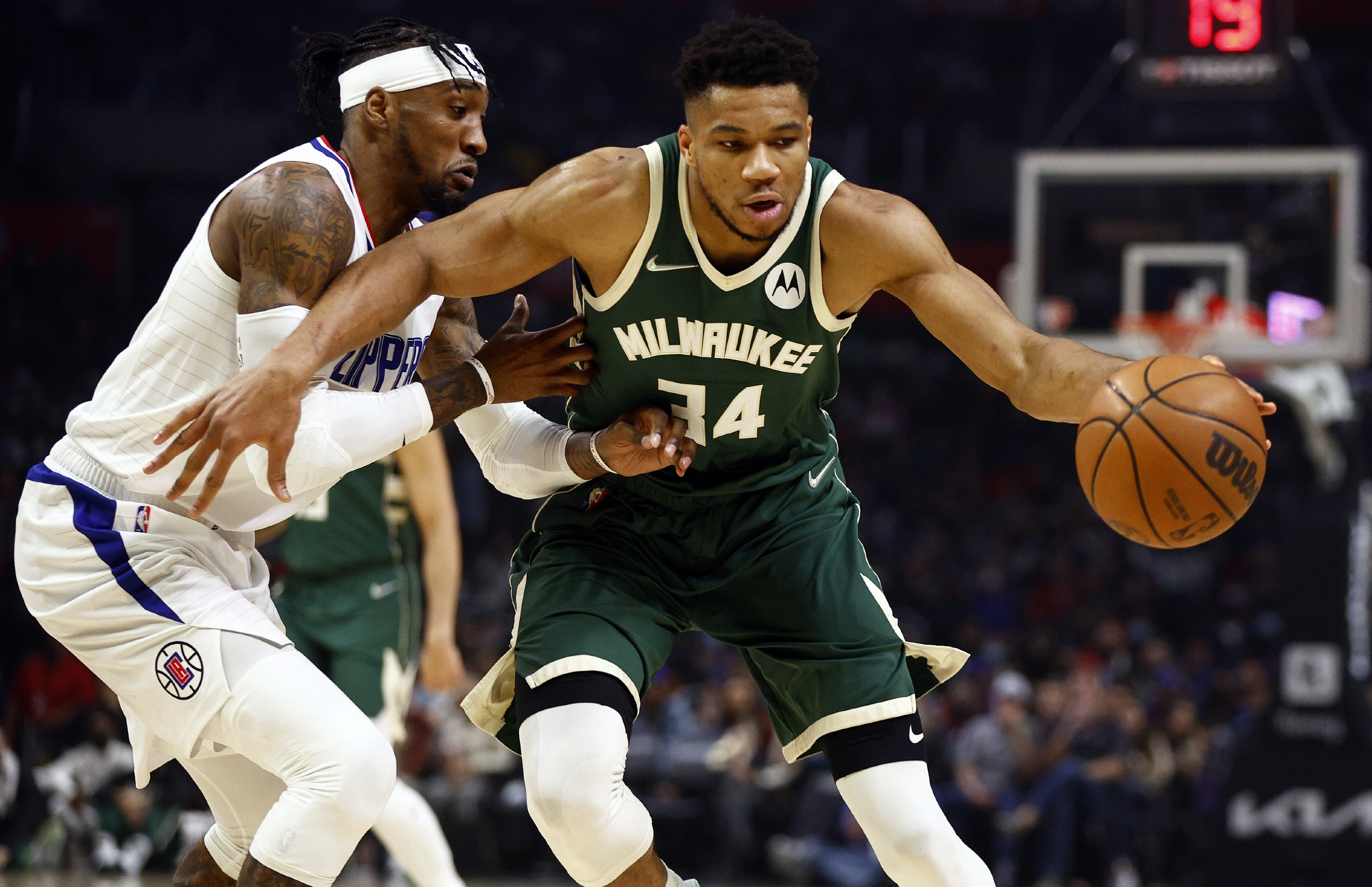 雄鹿轻取快船,米切尔贡献30分 雄鹿轻取快船,米切尔贡献30分